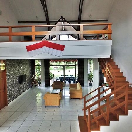 Vila Bunga Merah Gelatik Lembang Exterior foto