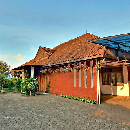 Vila Bunga Merah Gelatik Lembang Exterior foto