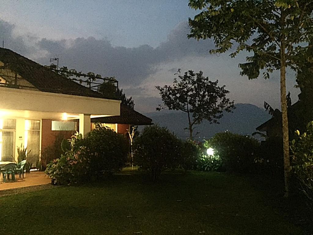 Vila Bunga Merah Gelatik Lembang Exterior foto