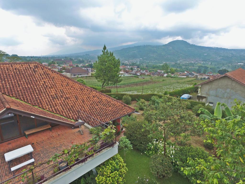 Vila Bunga Merah Gelatik Lembang Exterior foto
