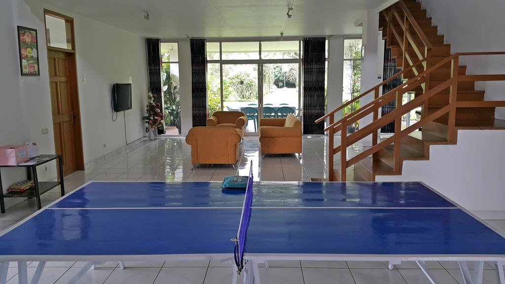 Vila Bunga Merah Gelatik Lembang Exterior foto