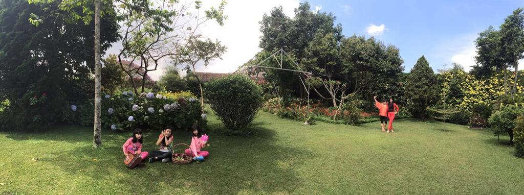 Vila Bunga Merah Gelatik Lembang Exterior foto