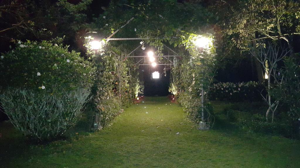 Vila Bunga Merah Gelatik Lembang Exterior foto