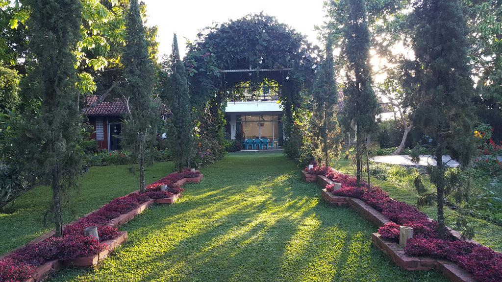 Vila Bunga Merah Gelatik Lembang Exterior foto