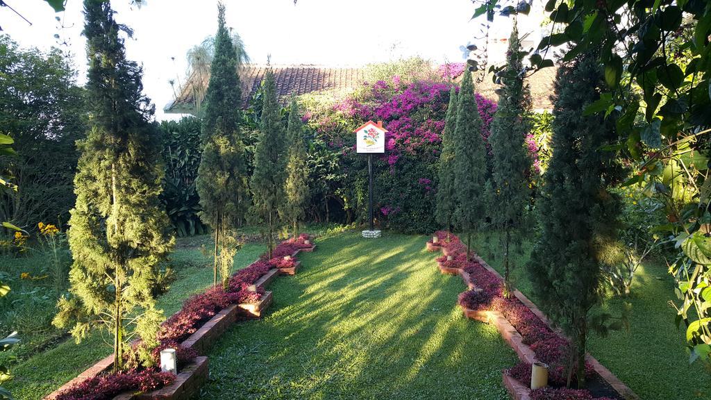 Vila Bunga Merah Gelatik Lembang Exterior foto