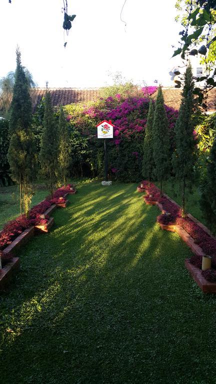 Vila Bunga Merah Gelatik Lembang Exterior foto