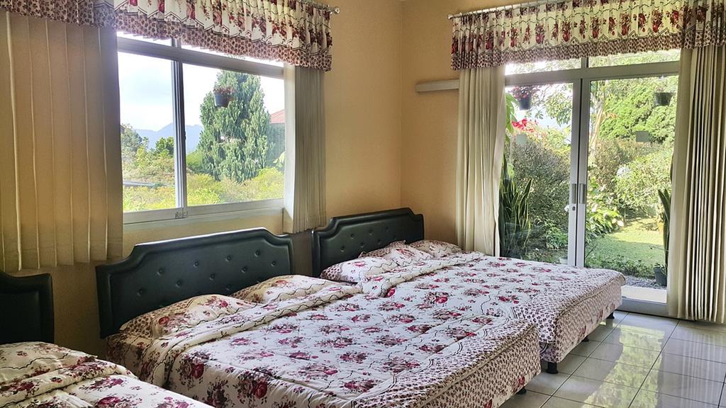 Vila Bunga Merah Gelatik Lembang Exterior foto