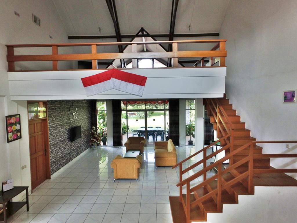 Vila Bunga Merah Gelatik Lembang Exterior foto