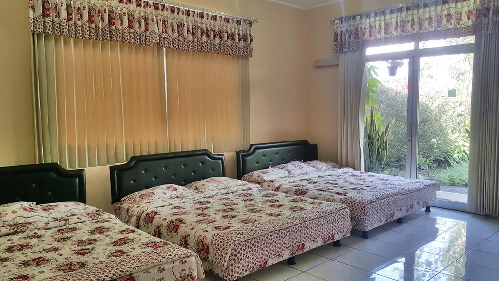 Vila Bunga Merah Gelatik Lembang Exterior foto