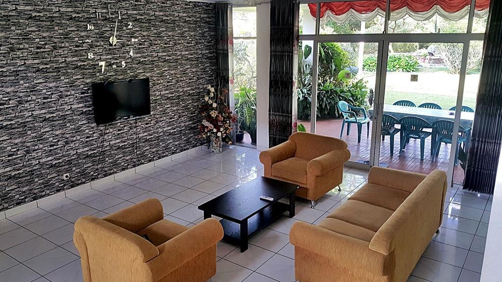 Vila Bunga Merah Gelatik Lembang Exterior foto