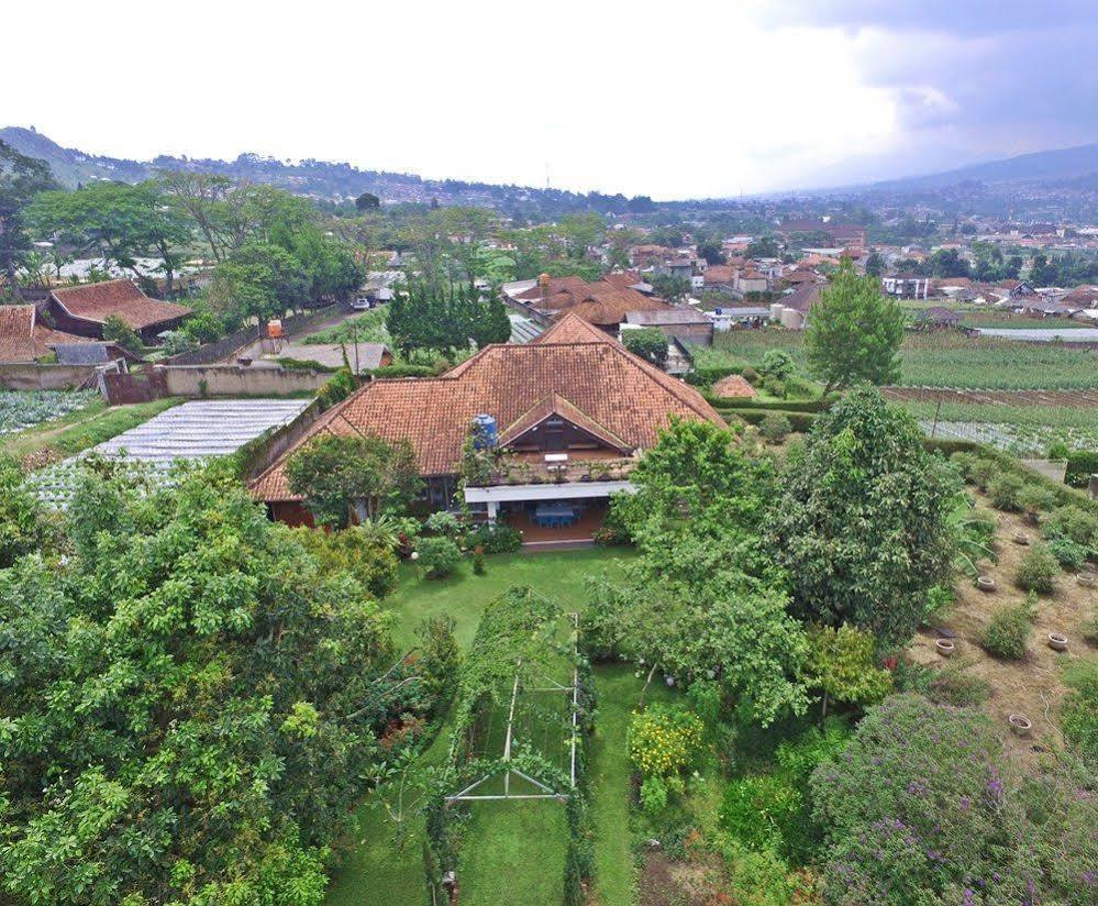 Vila Bunga Merah Gelatik Lembang Exterior foto