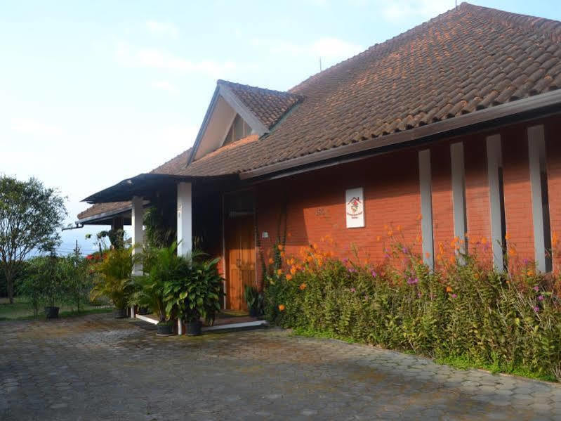 Vila Bunga Merah Gelatik Lembang Exterior foto