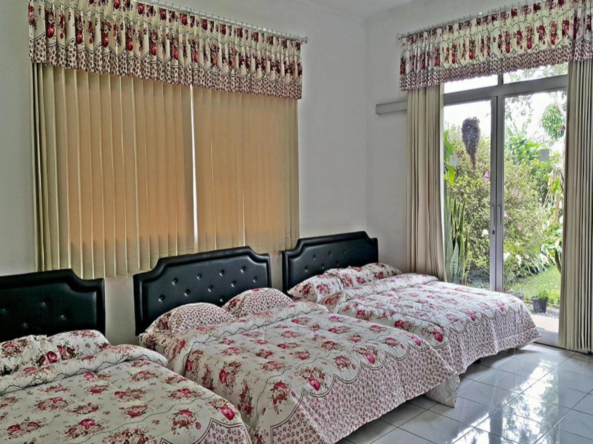 Vila Bunga Merah Gelatik Lembang Exterior foto