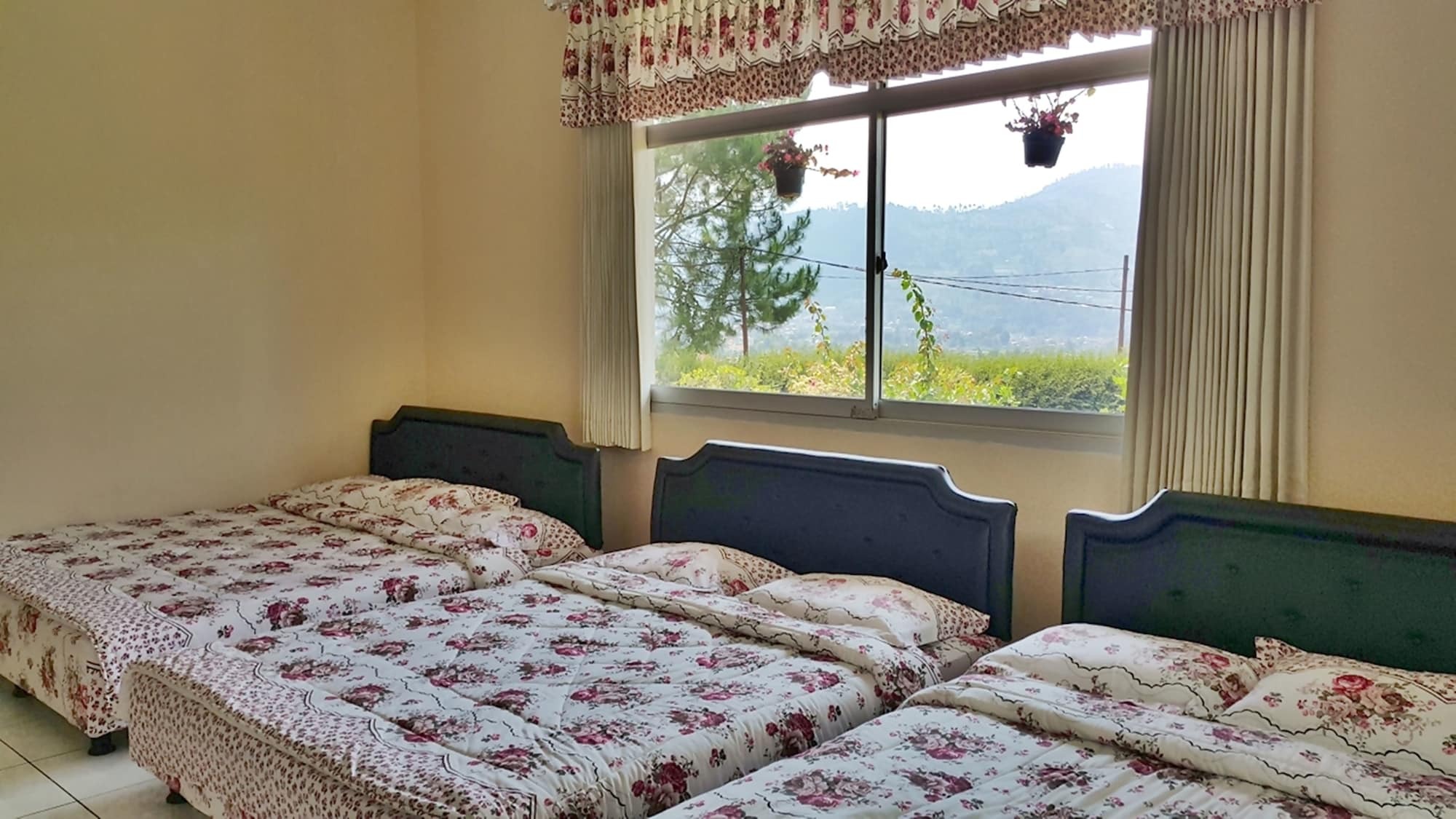 Vila Bunga Merah Gelatik Lembang Exterior foto
