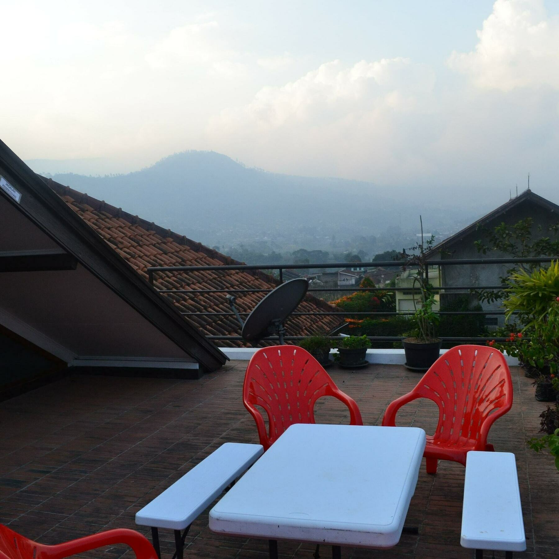Vila Bunga Merah Gelatik Lembang Exterior foto
