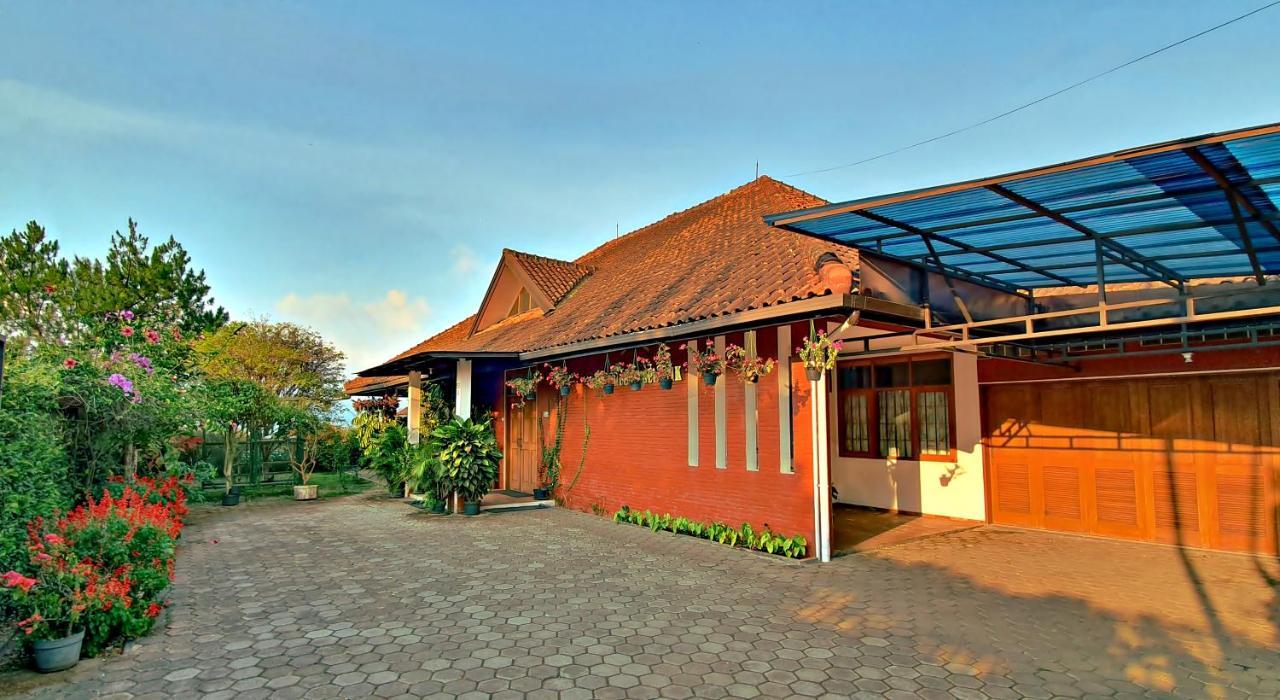 Vila Bunga Merah Gelatik Lembang Exterior foto
