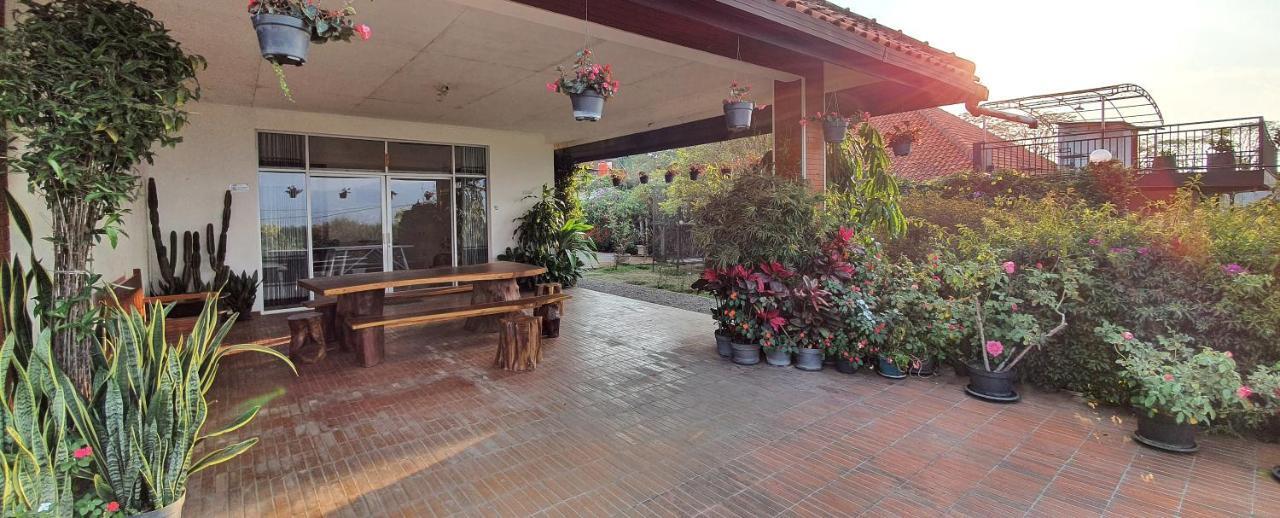 Vila Bunga Merah Gelatik Lembang Exterior foto
