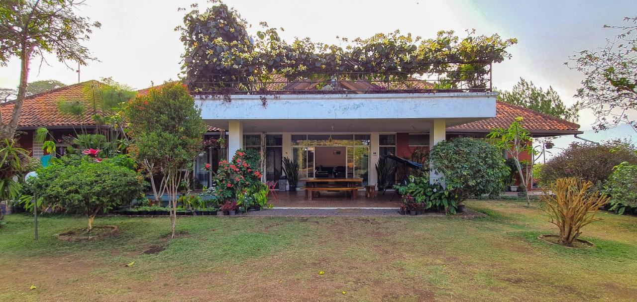 Vila Bunga Merah Gelatik Lembang Exterior foto