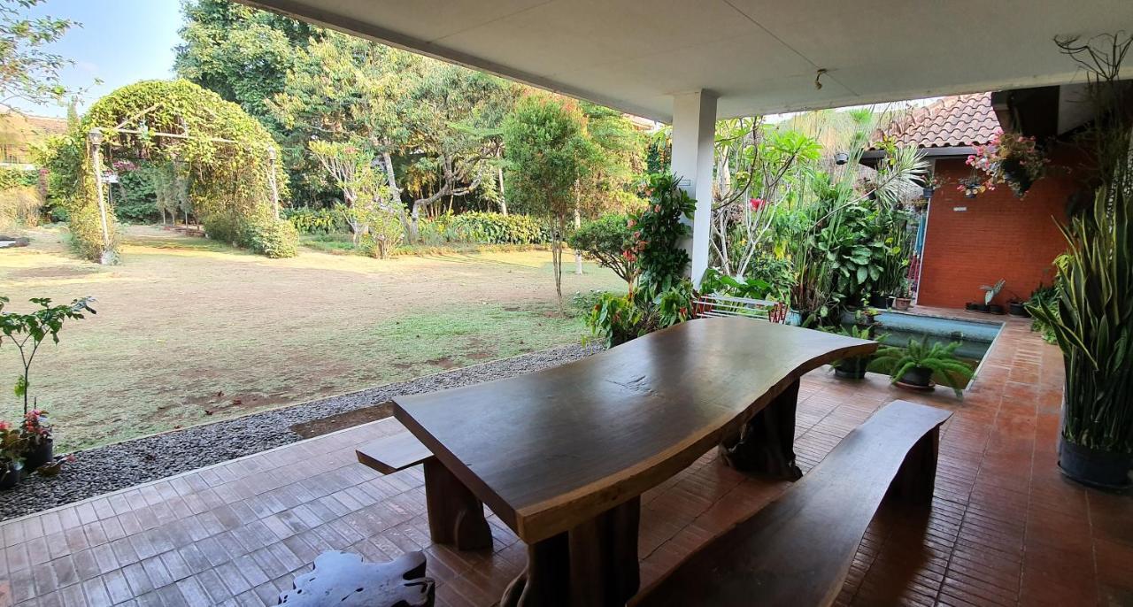 Vila Bunga Merah Gelatik Lembang Exterior foto
