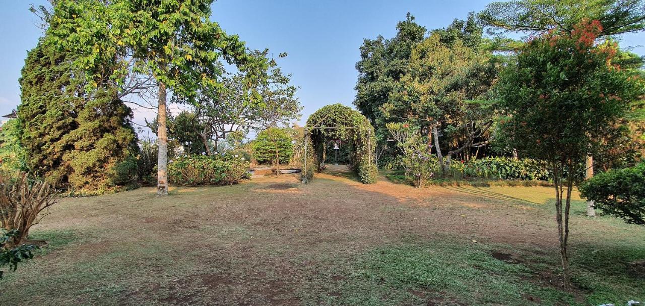 Vila Bunga Merah Gelatik Lembang Exterior foto